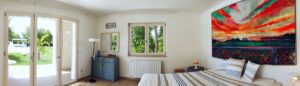 Overview of the pool-house bedroom. Vista 180 gradi della camera da letto. 180 Grad-Sicht des Schlafzimmers.