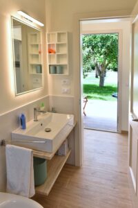 Modern Bathroom. Bagno moderno con vista. Modernes Badezimmer mit Aussicht